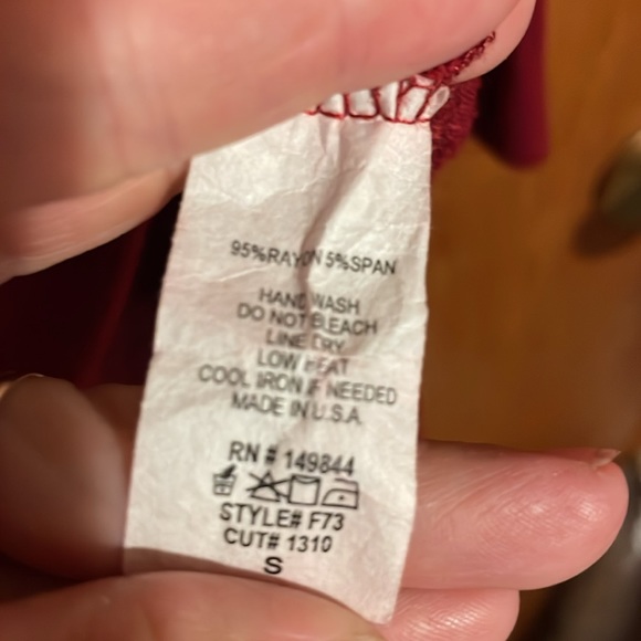 •ZUTTER•MAROON LEOPARD DEER "MERRY CHRISTMAS" HIGH-LOW SCOOPNECK BLOUSE SMALL - Picture 5 of 7